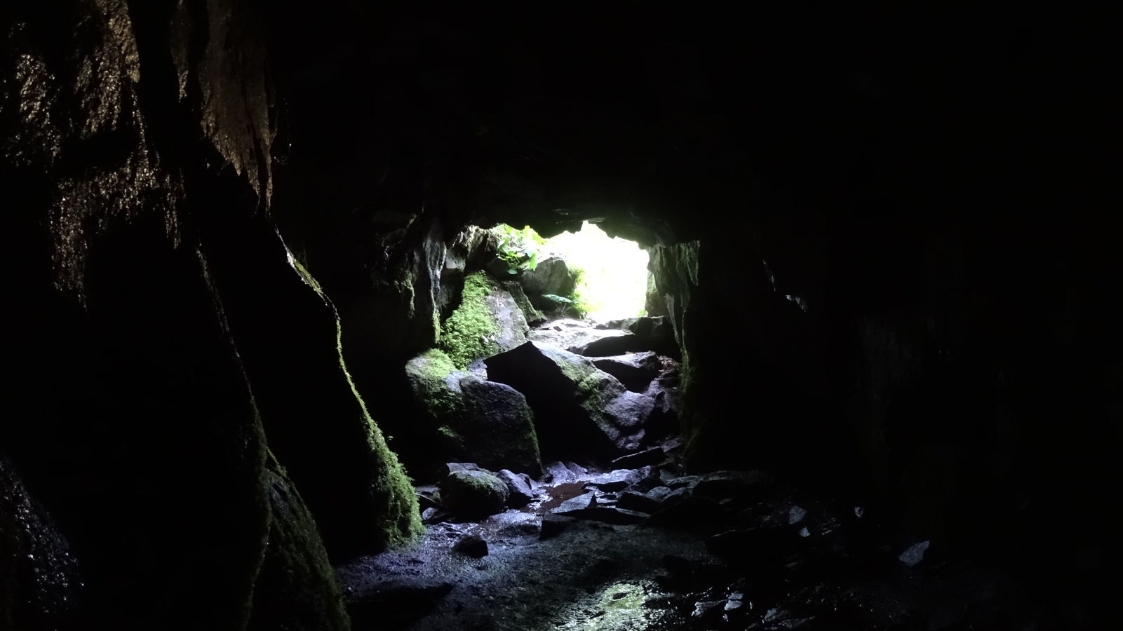 Grotte de Dagobert. Surtout très agréable sonoriquement, on entend l'eau couler et résonner dans la roche.
