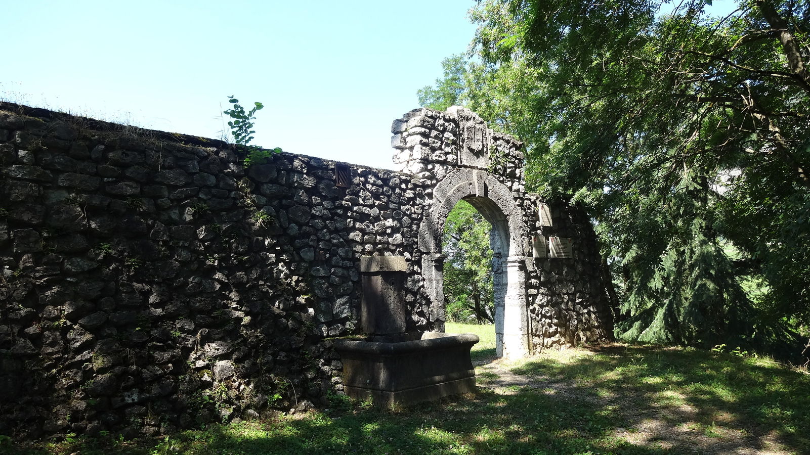 Porte de la chapelle du fort de Montmélian