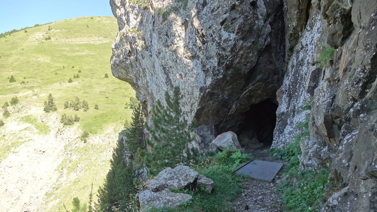 Sentier et tunnels au col d'Hurtières