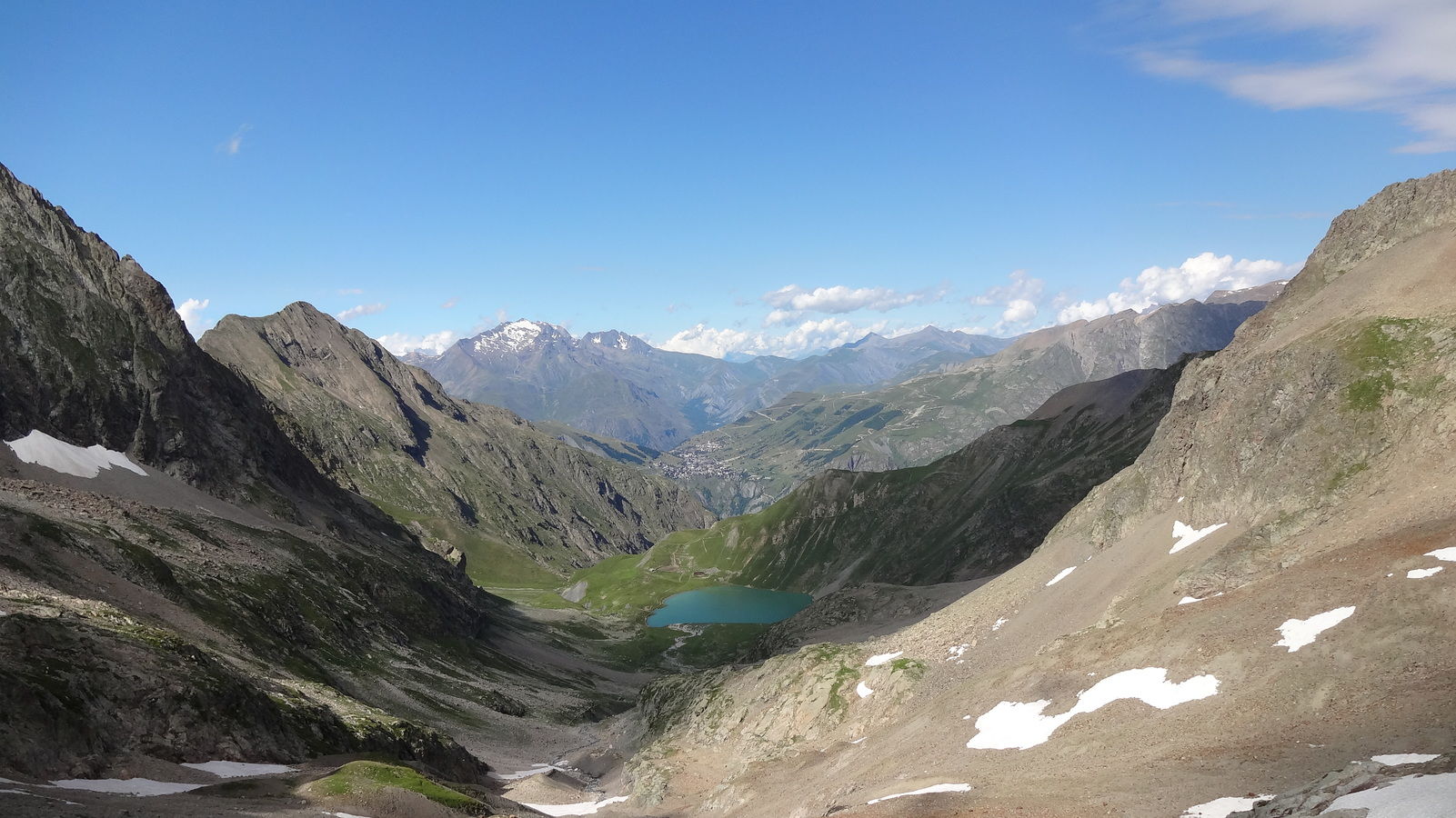 Lac de la Muzelle, depuis le col. En second plan, Les Deux Alpes, et tout au fond les Grandes Rousses.