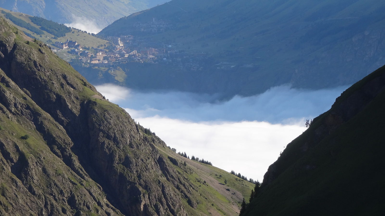 Les Deux Alpes, et mer de nuage dans la vallée du Vénéon