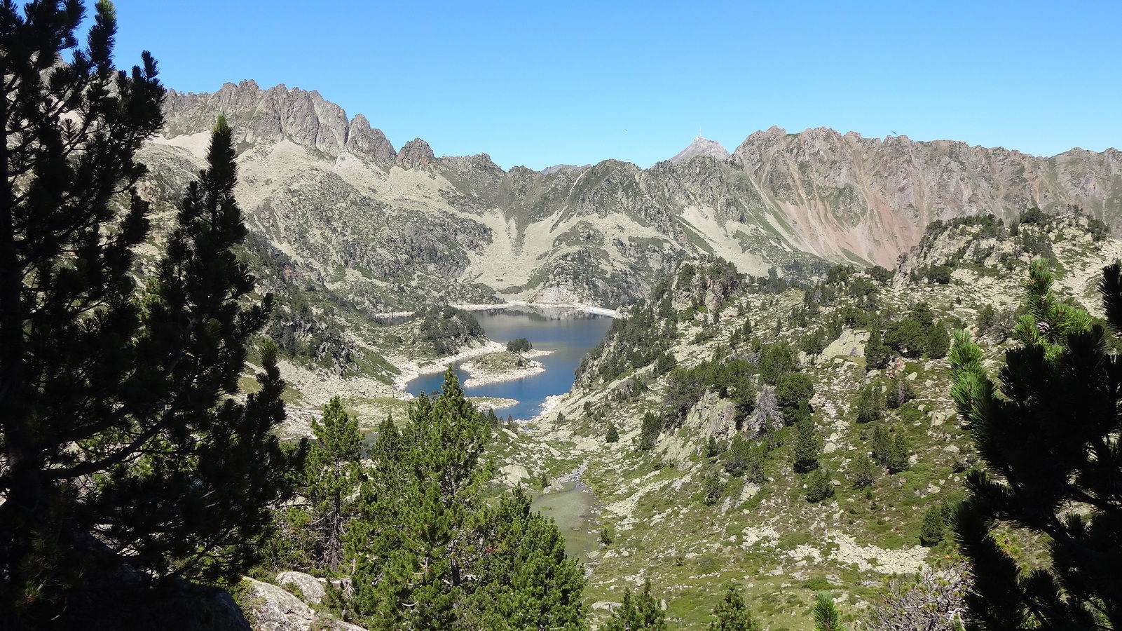 Lac de Gréziolles, pic du Midi de Bigorre au fond