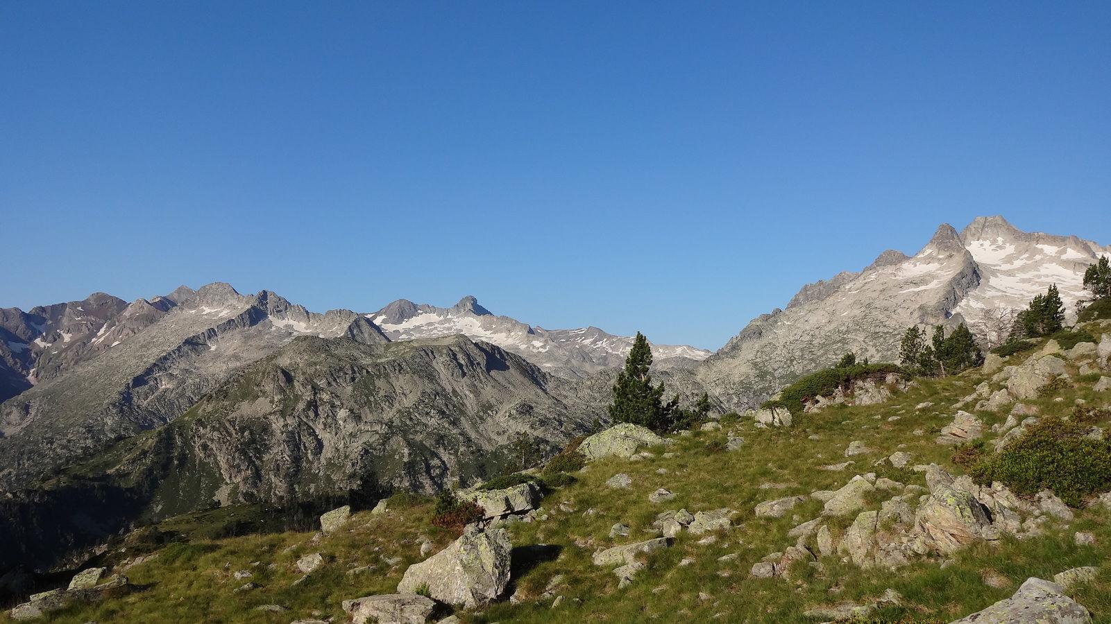 Montagne d'Estaragne et Grand Pic (à droite)