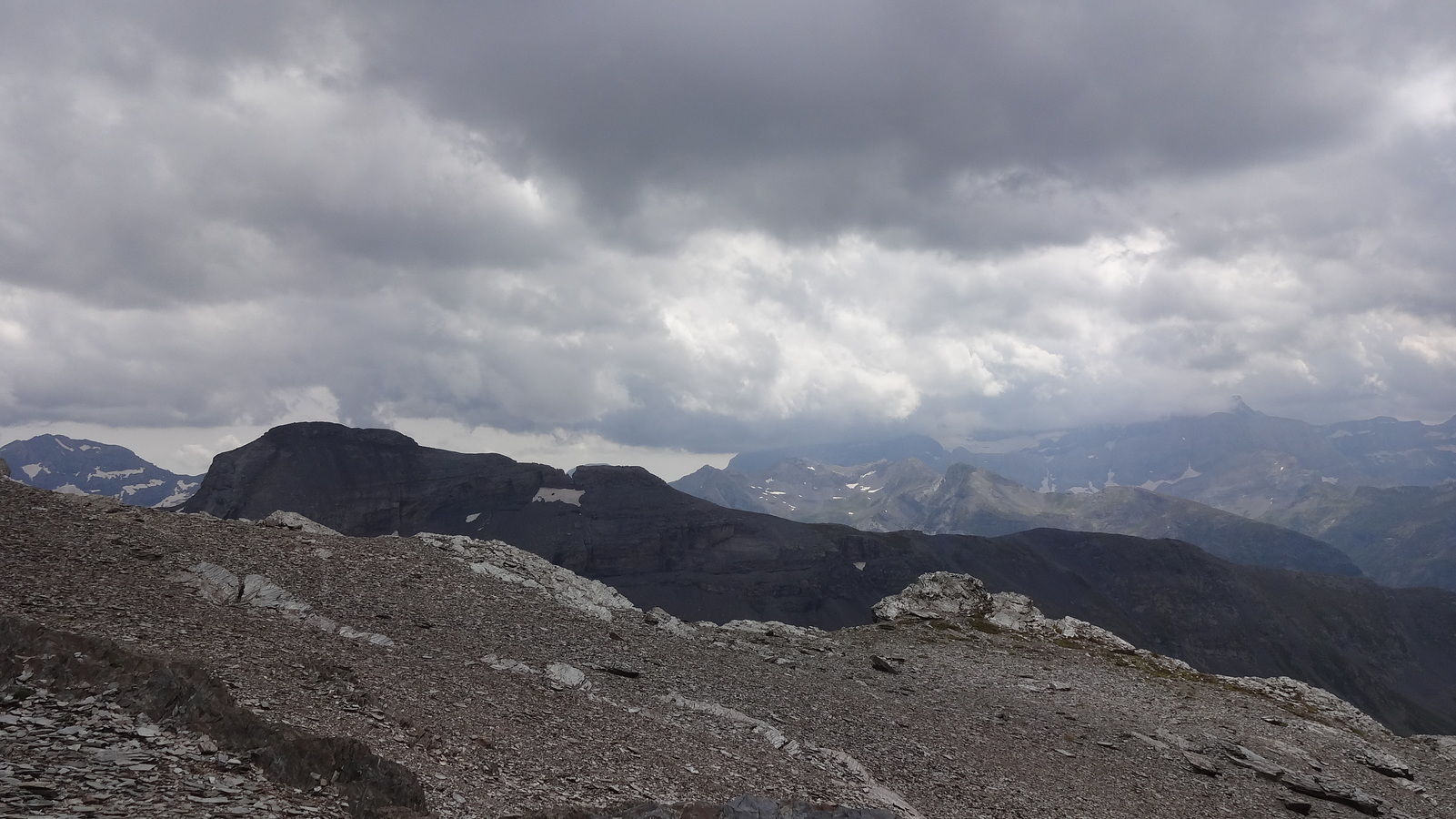 Vue sur la crête des Pyrénées, dans les nuages