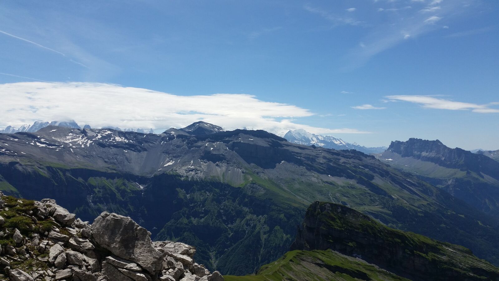 Vue sur le Buet, le massif du Mont Blanc, les Fiz