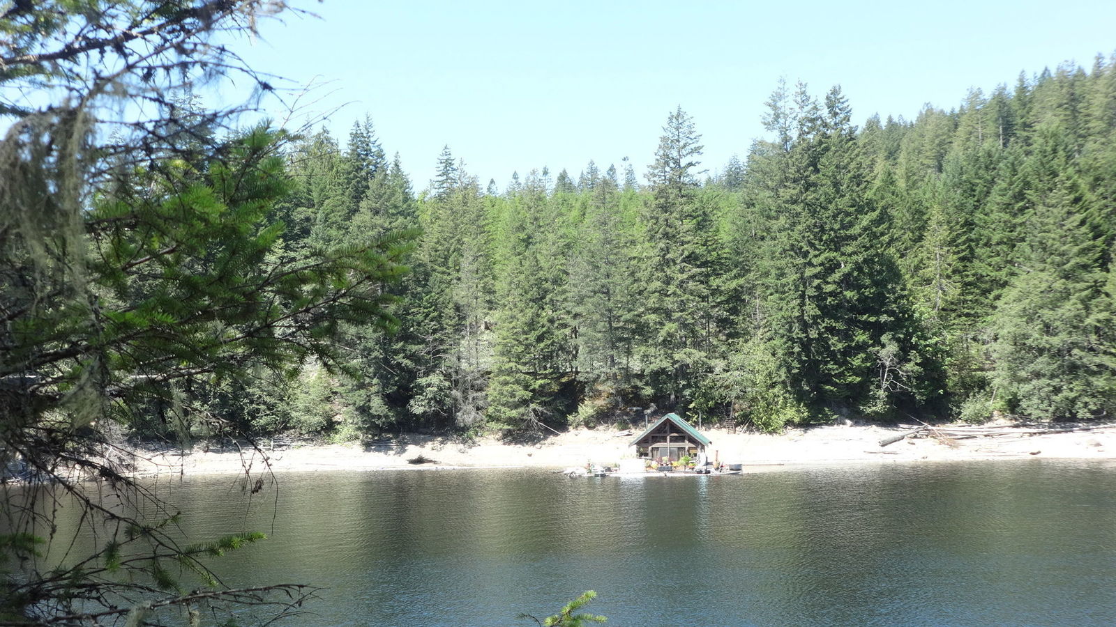 Cabane flotante sur Lois Lake