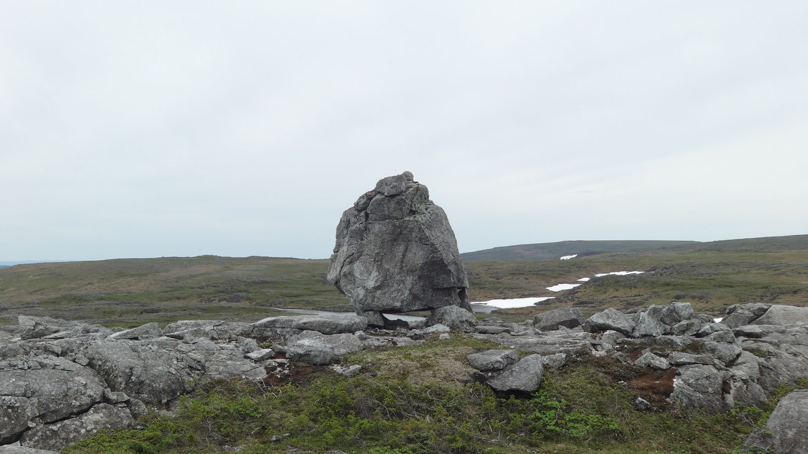 Un roc déposé sur 4 pierres